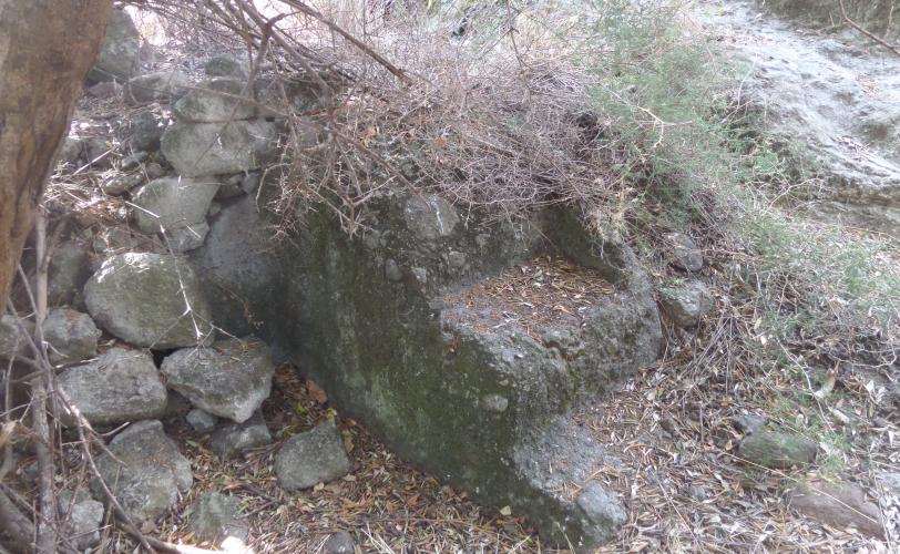 Αρχιτεκτονικοί σχηματισμοί που συνδέονται με τον χαρακτήρα της λατρευόμενης θεότητας και το είδος της λατρείας