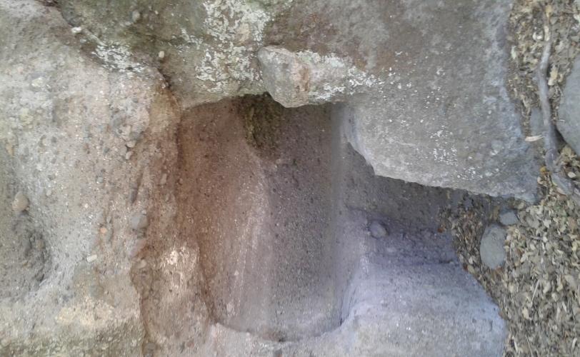 Αρχιτεκτονικοί σχηματισμοί που συνδέονται με τον χαρακτήρα της λατρευόμενης θεότητας και το είδος της λατρείας