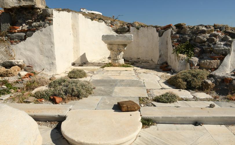 Το ιερό του ναού. Αγία Τράπεζα από μαρμάρινα μέλη σε β΄χρήση
