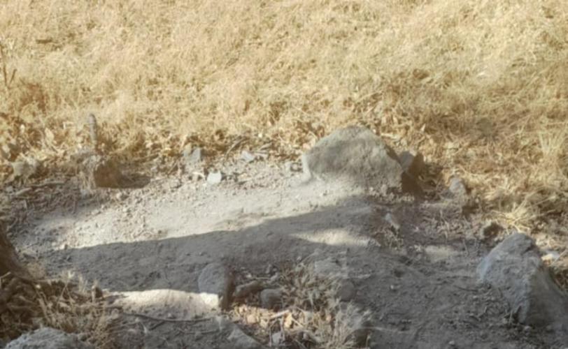 Λαξεύματα στον φυσικό βράχο πλησίον του ναού, πιθανόν εργαστηριακή εγκατάσταση