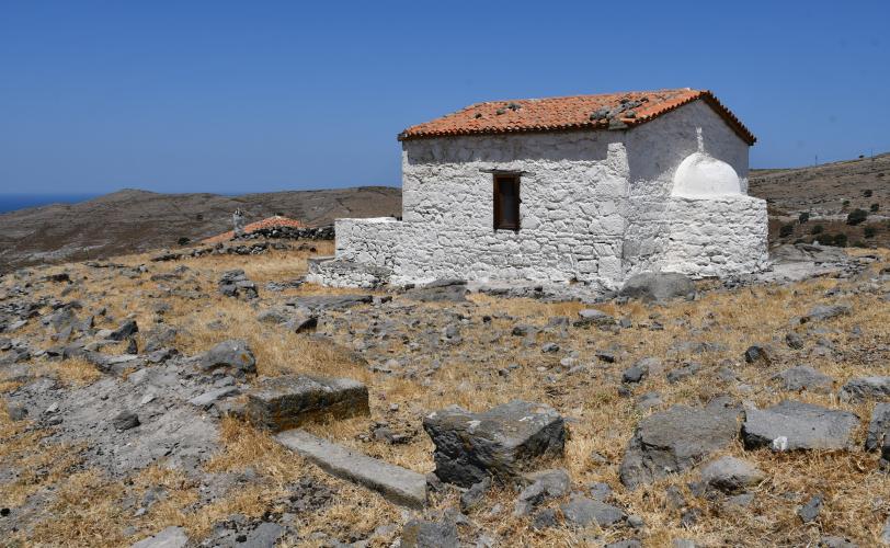 Άποψη του ναΐσκου της Μεταμόρφωσης του Σωτήρος από τα νοτιοανατολικά με τη θεμελίωση του περιβόλου με άνοιγμα-πιθανόν πύλη