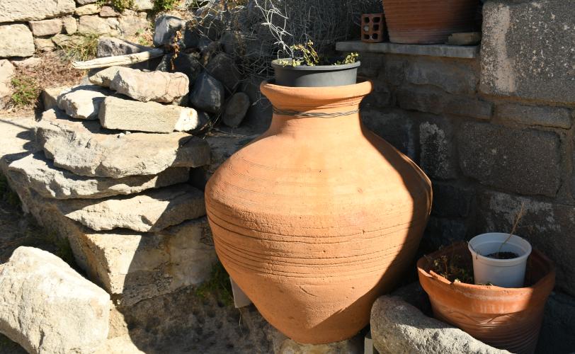 Πιθάρι στην αυλή οικίας