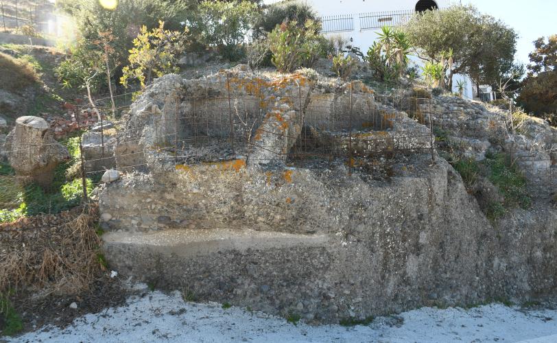 Λαξευτοί τάφοι στα βόρεια πρανή του λόφου «Παλιόμυλος», ανάντι της διερχόμενης δημοτικής οδού