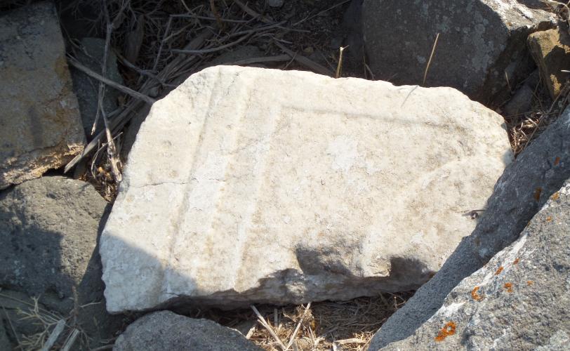Μαρμάρινο αρχιτεκτονικό μέλος (θωράκιο) στον χώρο του ναΐσκου