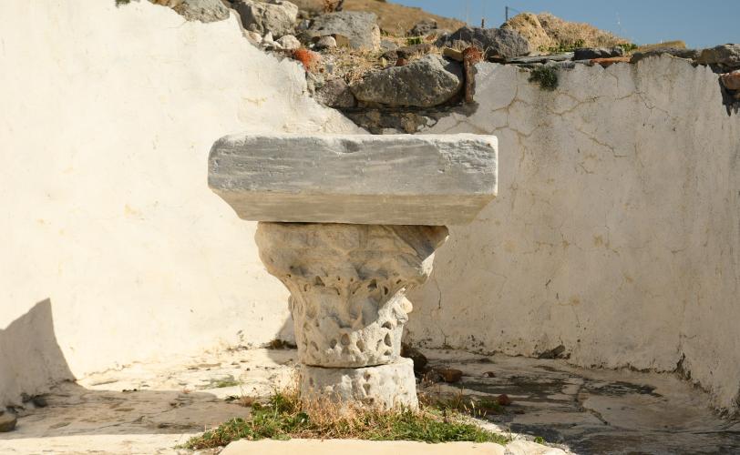 Η Αγία Τράπεζα από μαρμάρινα μέλη σε β΄χρήση