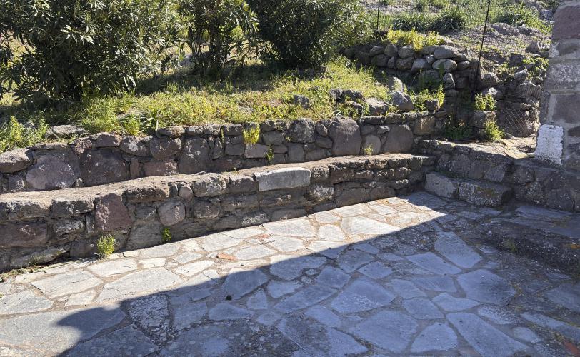Μαρμάρινο μέλος ενσωματωμένο σε κατασκευή στον αύλειο χώρο του ναΐσκου