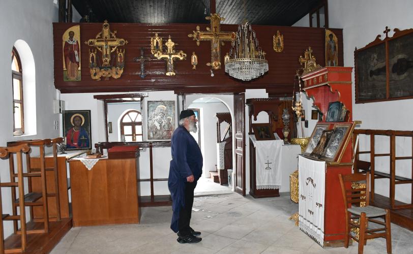 Το δυτικό τμήμα του εσωτερικού του ναού με κειμήλια αναρτημένα στο στηθαίο του γυναικωνίτη
