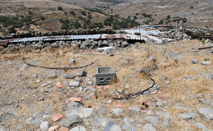 Λίθινο μέλος με εξώγλυφη διακόσμηση και θεμέλια τοιχοποιιών