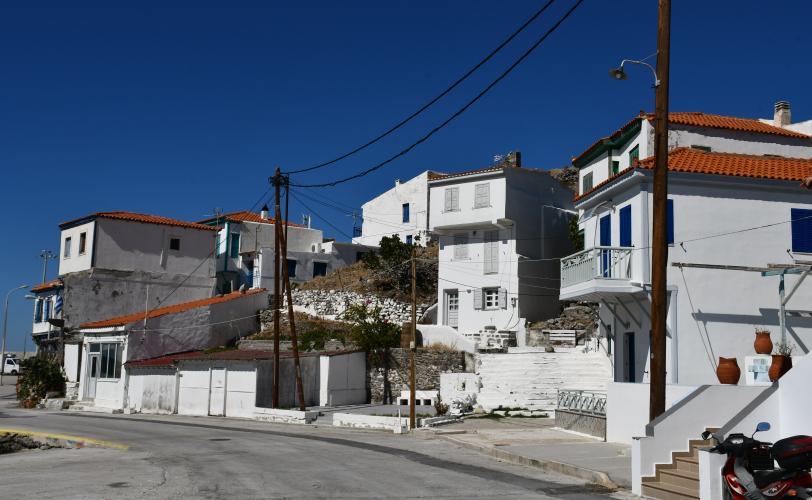 Διώροφα κτίσματα στην περιοχή του λιμανιού με παραδοσιακά αρχιτεκτονικά στοιχεία