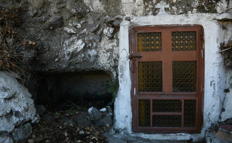 Λαξευτοί τάφοι στα βόρεια πρανή του λόφου «Παλιόμυλος», κατάντι της διερχόμενης δημοτικής οδού