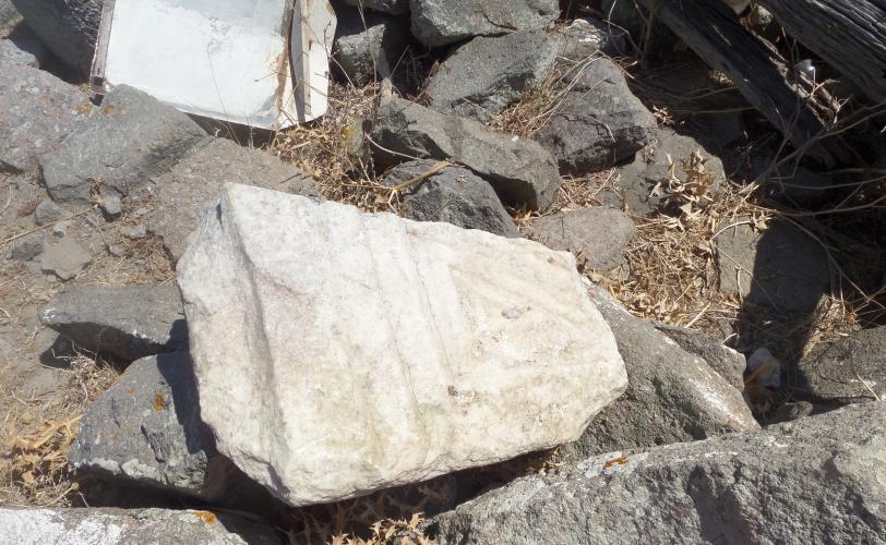 Μαρμάρινο αρχιτεκτονικό μέλος (θωράκιο) στον χώρο του ναΐσκου