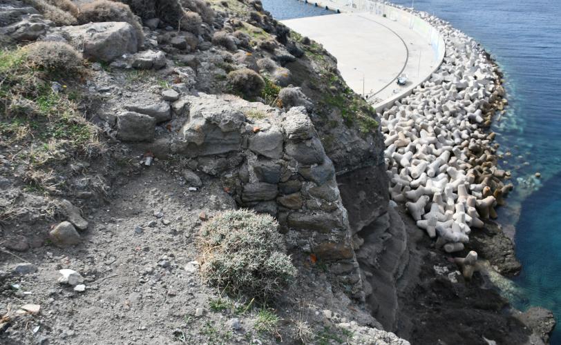 ΒΑ γωνία τοιχοποιίας μεταξύ βόρειου και ανατολικού περιβόλου.