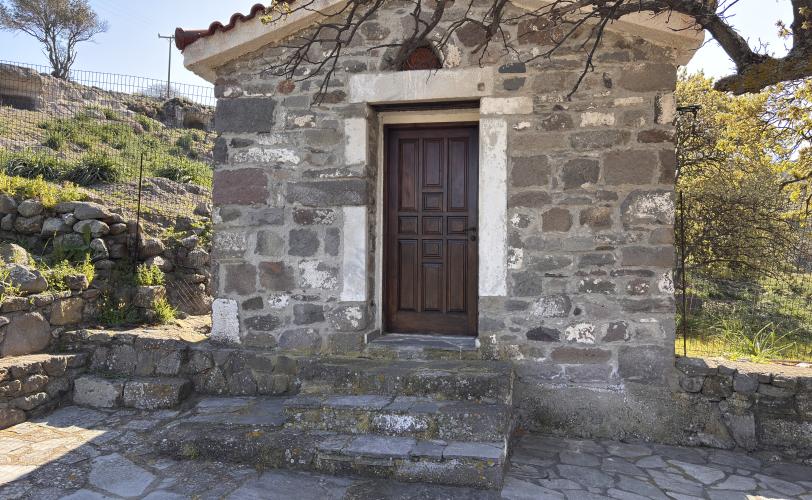 Μαρμάρινα αρχιτεκτονικά μέλη περιμετρικά της θύρας του 