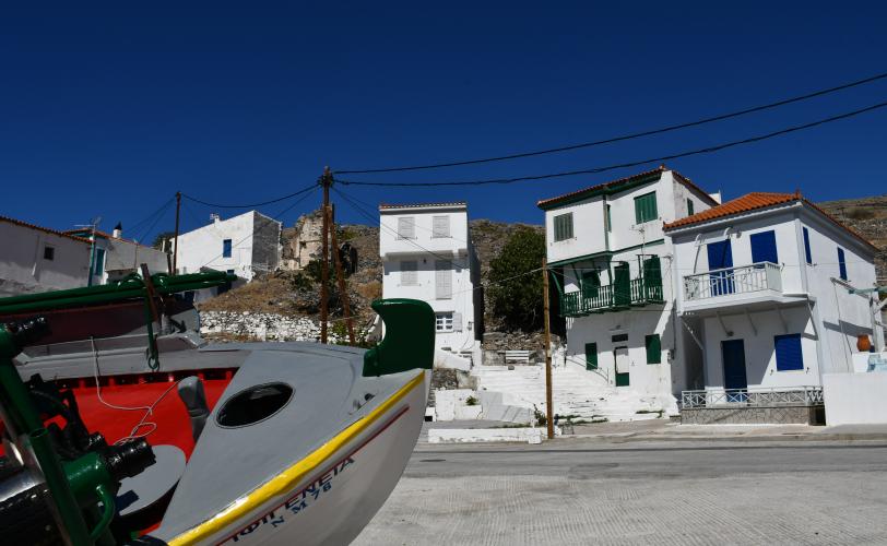 Διώροφα κτίσματα στην περιοχή του λιμανιού με παραδοσιακά αρχιτεκτονικά στοιχεία