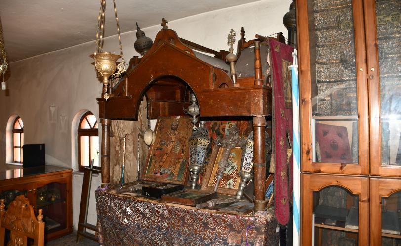 Εικονίσματα και φανάρια λιτανείας