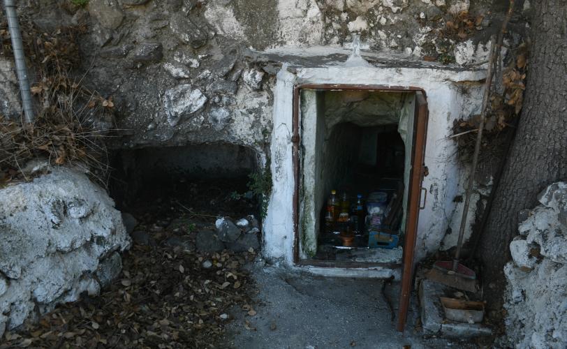 Λαξευτοί τάφοι στα βόρεια πρανή του λόφου «Παλιόμυλος», κατάντι της διερχόμενης δημοτικής οδού
