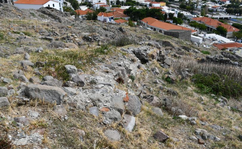 Θεμέλια τοιχοποιίας βόρειου περιβόλου με κατασκευή στο εσωτερικό του.