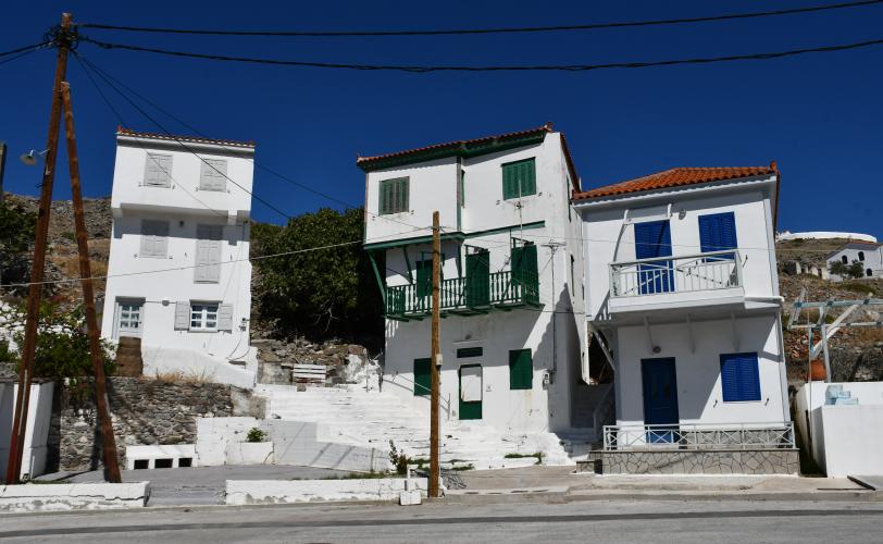 Διώροφα κτίσματα στην περιοχή του λιμανιού με παραδοσιακά αρχιτεκτονικά στοιχεία