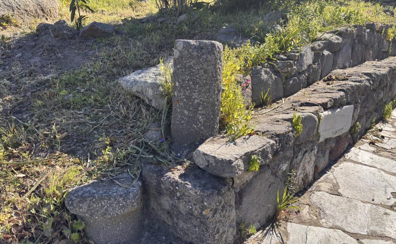Τμήμα αρράβδωτου λίθινου κίονα στον αύλειο χώρο του ναού