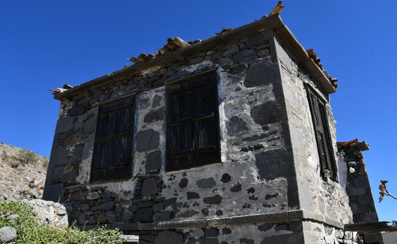 Διώροφα κτίσματα στην περιοχή του λιμανιού με παραδοσιακά αρχιτεκτονικά στοιχεία