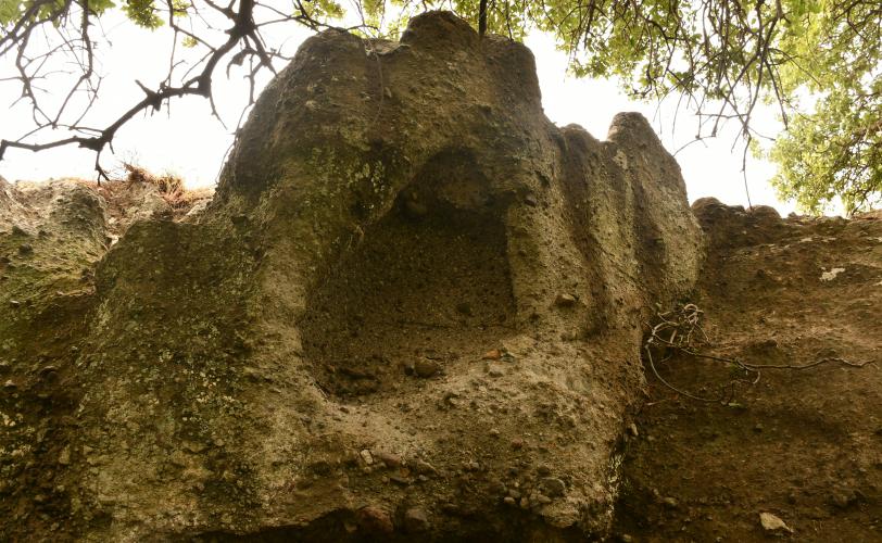 Αρχιτεκτονικοί σχηματισμοί που συνδέονται με τον χαρακτήρα της λατρευόμενης θεότητας και το είδος της λατρείας