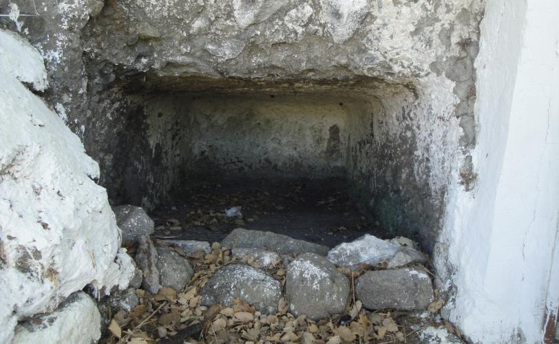 Λαξευτοί τάφοι στα βόρεια πρανή του λόφου «Παλιόμυλος», κατάντι της διερχόμενης δημοτικής οδού